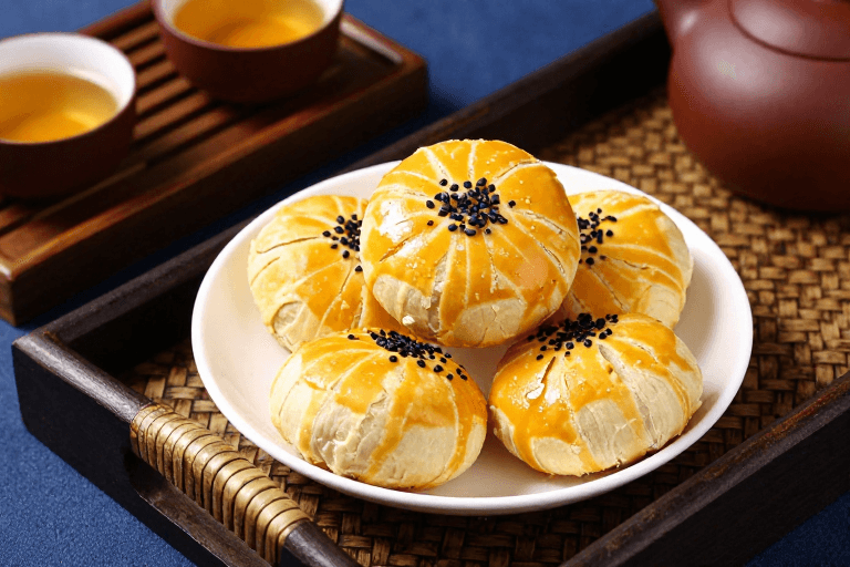 中式点心素材：金黄酥饼映茶汤，竹木茶盘承古韵