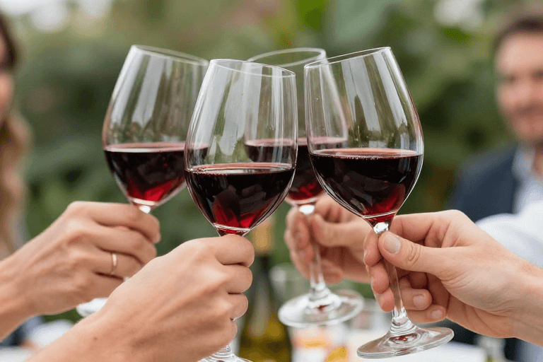 多人碰杯红酒：深红宝石色聚会光影瞬间