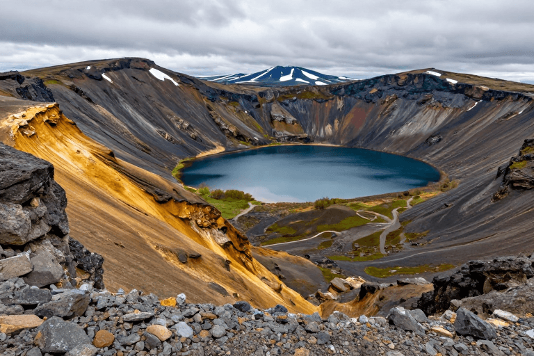 火山地貌素材：赭黄岩壁下的深蓝火山湖：冷调风景摄影杰作