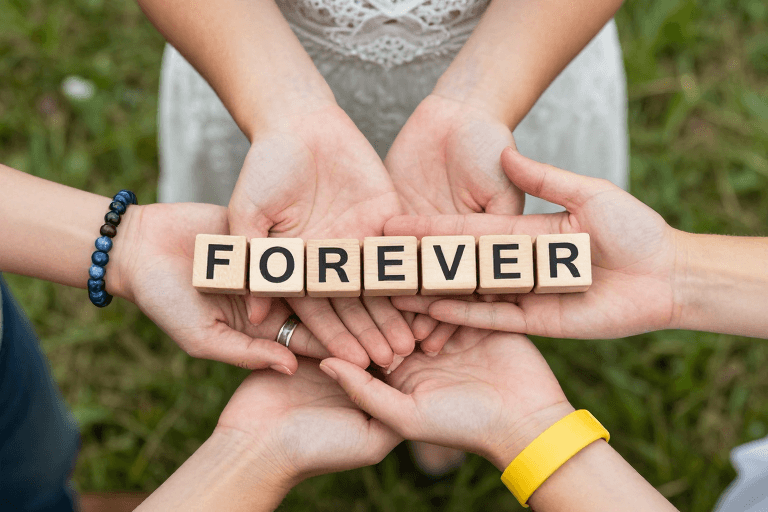 婚礼摄影素材：永恒之爱：双手托举'FOREVER'的婚礼象征