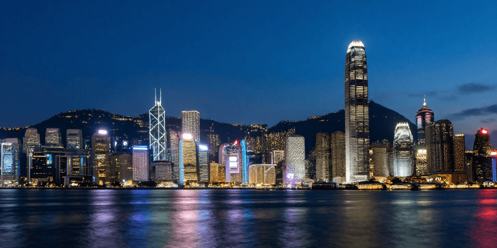 霓虹灯光素材：璀璨维多利亚港：IFC与摩天大楼的夜景盛宴