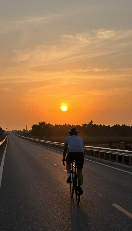 公路风景素材：夕阳余晖中骑行者：4K高清公路摄影作品