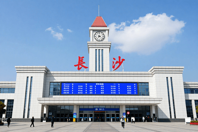 城市地标素材：长沙火车站正门全景：现代地标与城市活力的融合