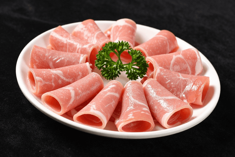 高清晰度素材：新鲜猪肠卷特写：黑丝绒背景下的自然高光与细腻纹理
