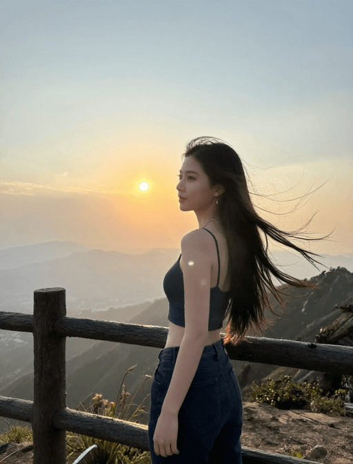 社交媒体素材素材：夕阳下的时尚人像：山顶晚霞与丁达尔光线的梦幻瞬间