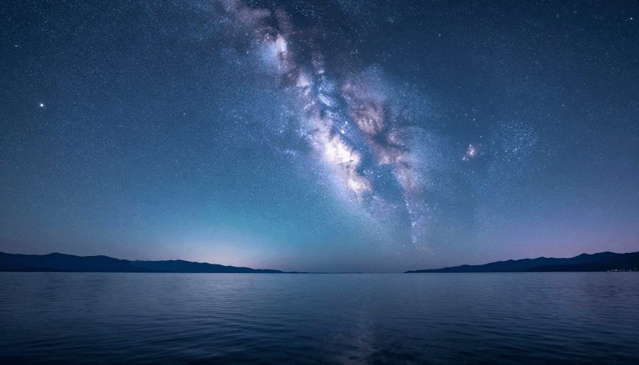 高分辨率素材：银河璀璨夜空下的静谧海洋倒影
