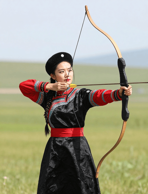 户外摄影素材：锡伯族少女身着盛装优雅射箭