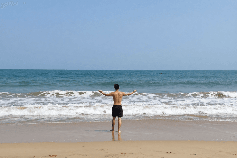 旅游摄影素材：海边漫步：全景风景下的悠闲时光