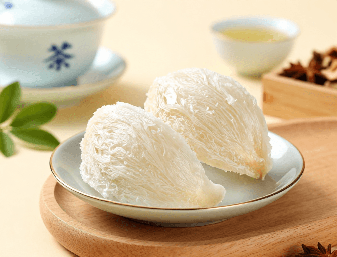 产品特写素材：天然燕窝置于精致瓷碟，展现细腻柔润质感，高端滋补宣传图