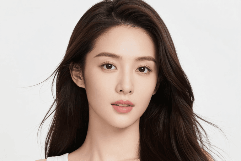 纯净背景素材：精致亚洲女性美妆肖像摄影