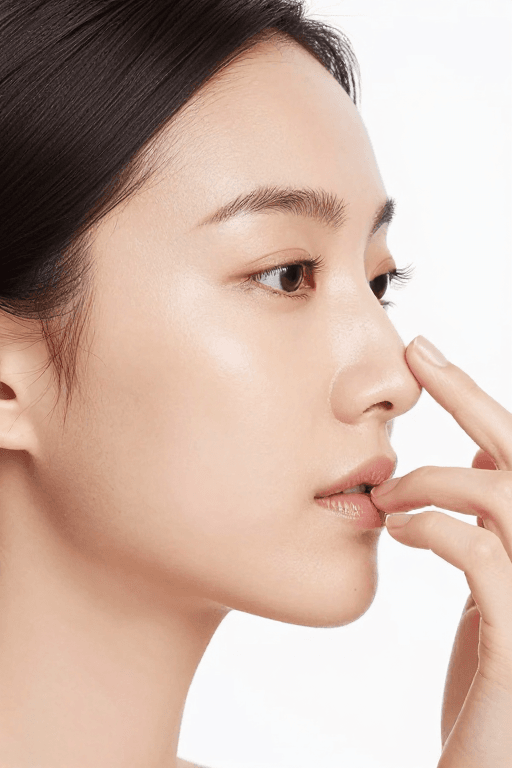 侧脸特写素材：亚洲女性细腻肌肤侧脸特写，柔光呈现自然光泽