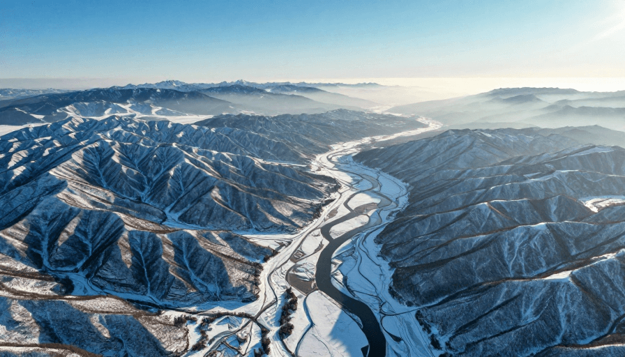 地理科普素材：航拍冬景：雪山与冰川河流交织的冷峻自然奇观