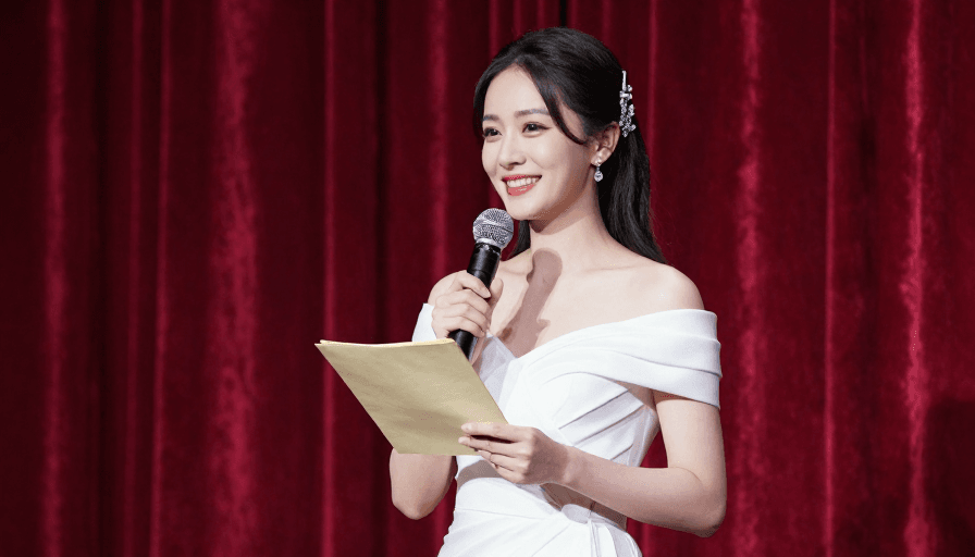 商务人像素材：红丝绒幕布下优雅主持风采：专业颁奖盛典人物摄影