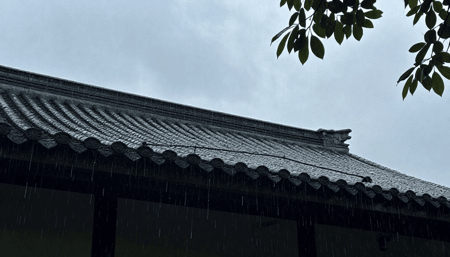 雨天素材：雨中屋檐的浪漫邂逅：与你共伞的温柔时刻