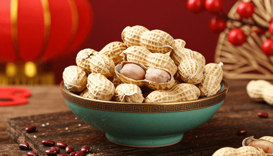 红色灯笼素材：青花瓷碗盛满饱满花生，春节年货喜庆宣传