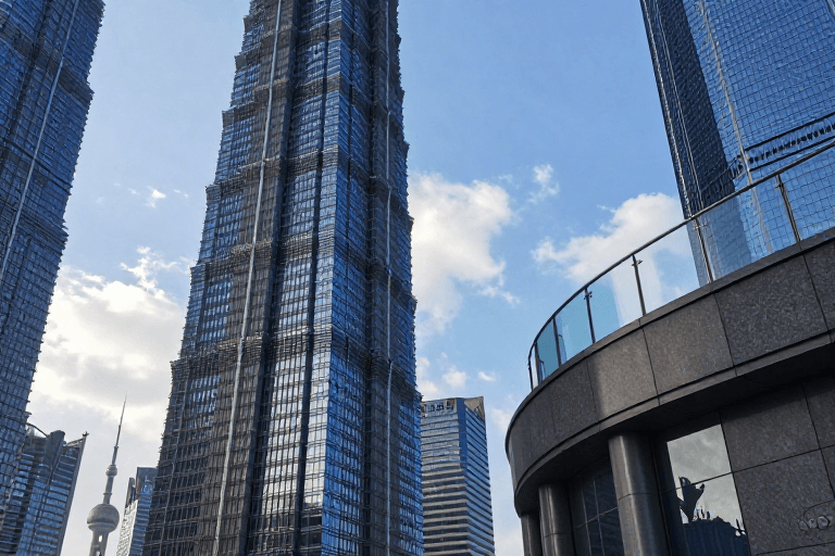 地标建筑素材：现代都市蓝调：摩天大楼冷峻光影