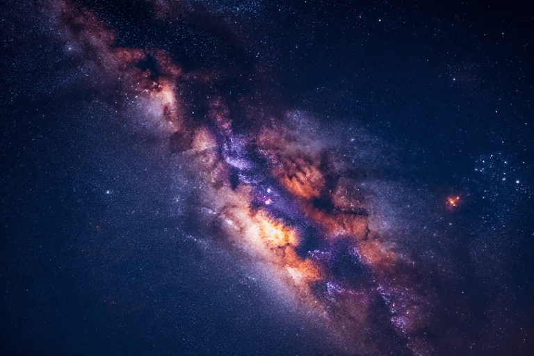 冷色调素材：深邃夜空中的壮丽银河：冷调高对比星空摄影