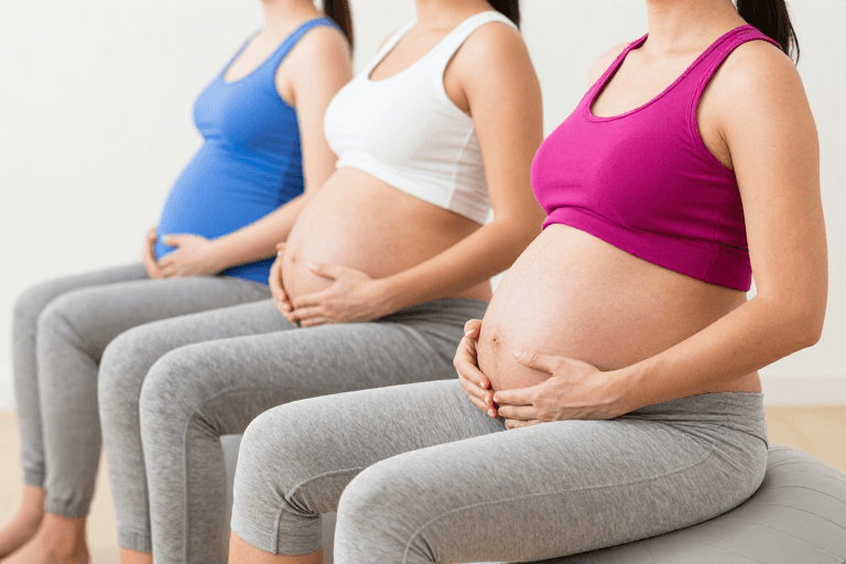 运动健身素材：柔光下的三位孕妈：舒适与健康的完美呈现