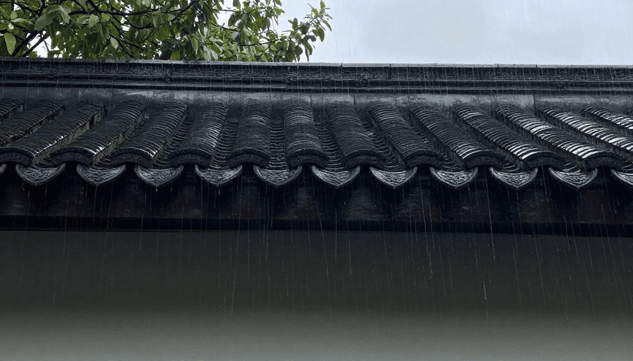 雨天素材：雨中屋檐下的浪漫邂逅：暖色光影与诗意瞬间