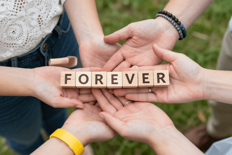 时尚配饰素材：永恒誓言：婚礼浪漫手托 FOREVER 时刻