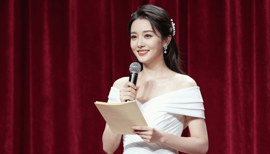 晚宴礼服素材：优雅亚洲女主持：典礼现场风采定格