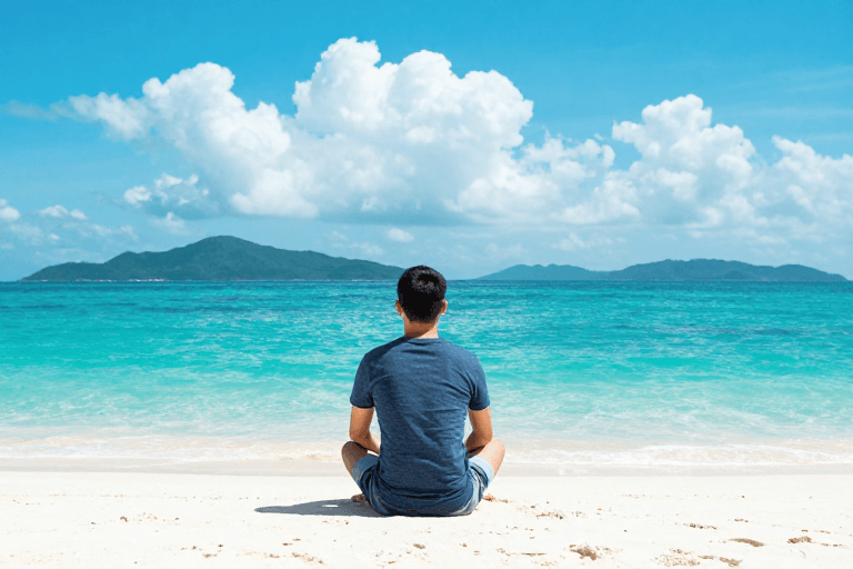 海滩风景素材：背对镜头的宁静：青蓝海韵与心灵之旅