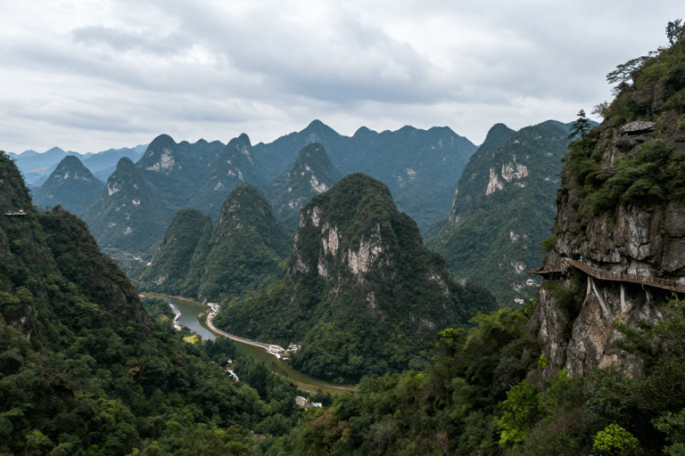 装饰壁纸素材：水墨山水意境：静谧自然之美