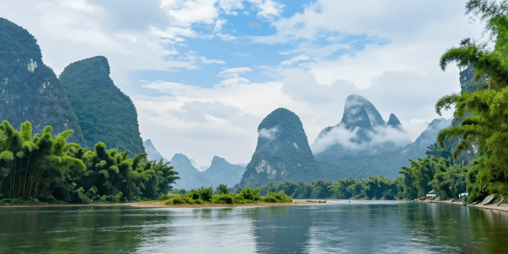 喀斯特地貌素材：漓江翠绿竹林与云雾峰林倒影
