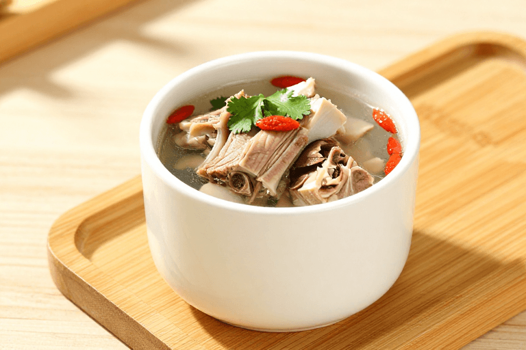 餐饮广告素材：暖光呈现清炖羊肉汤，鲜嫩美味诱人