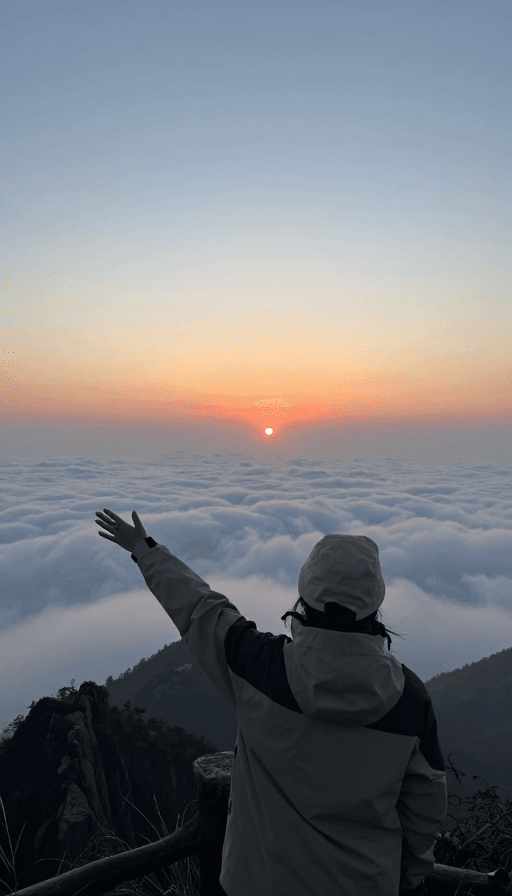 日出素材：山顶晨曦：云海之上的壮丽日出