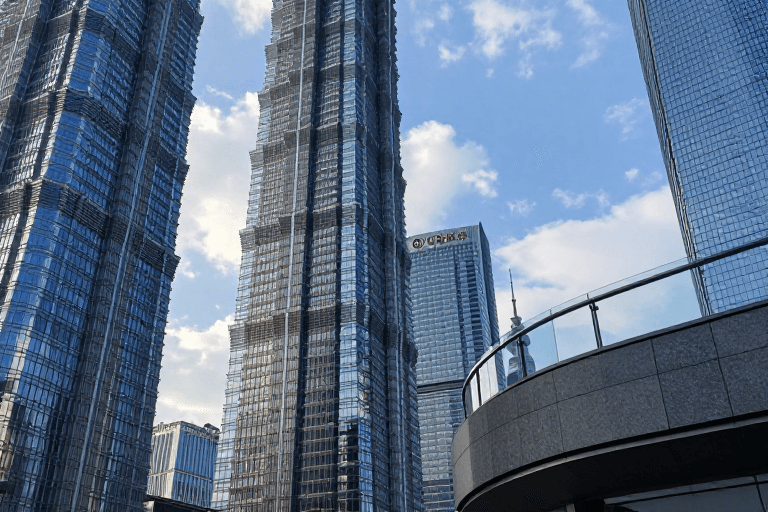城市景观素材：冷蓝调摩天大楼群：都市天际线的现代影像