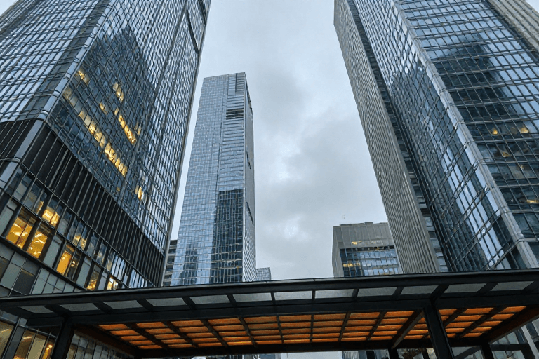 金融科技素材：现代都市金融科技玻璃幕墙冷调光影