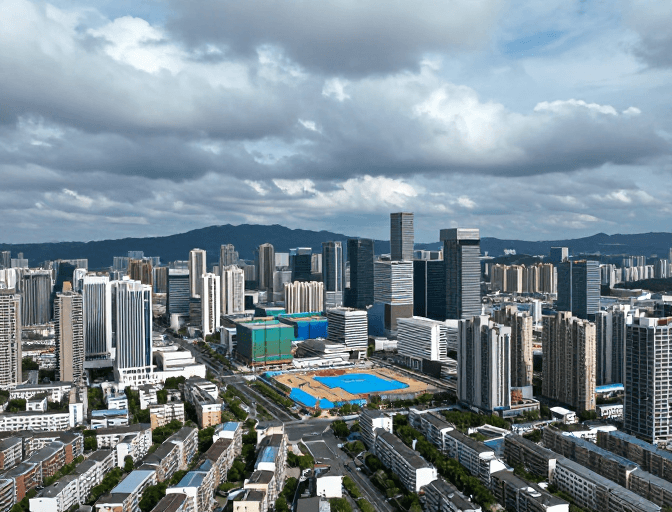 冷色调摄影素材：冷调现代城市全景：施工与自然的交织