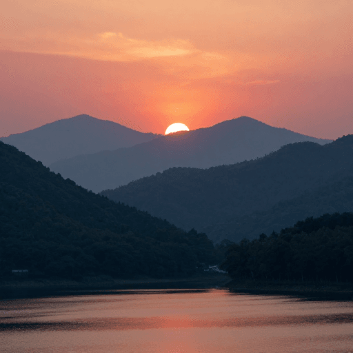 日出素材：晨曦初照：群山剪影映衬的宁静日出