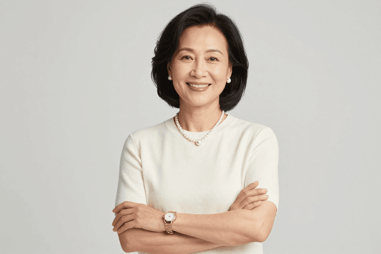 时尚穿搭素材：优雅亚洲女性暖光人像摄影