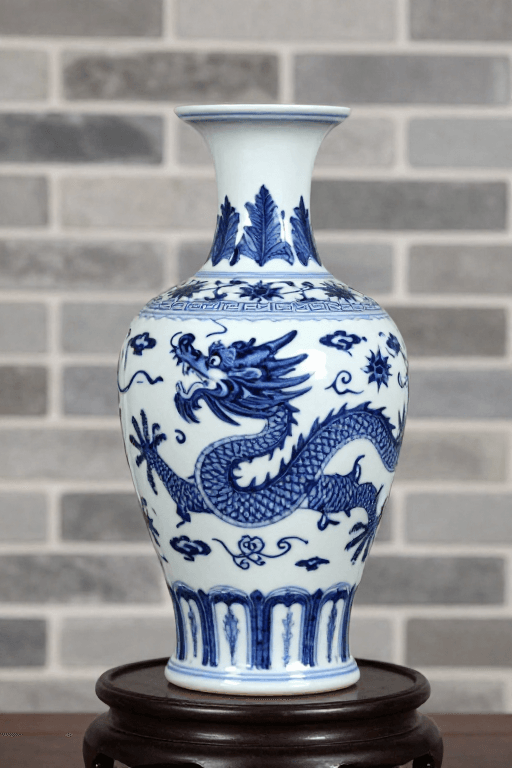 细节特写素材：青花龙纹赏瓶：中式古典瓷器艺术