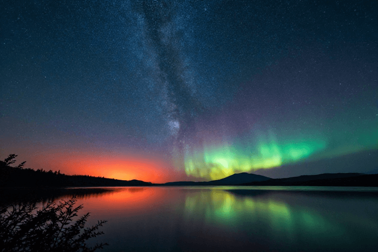 天文科普素材：极光与繁星共舞的静谧湖夜