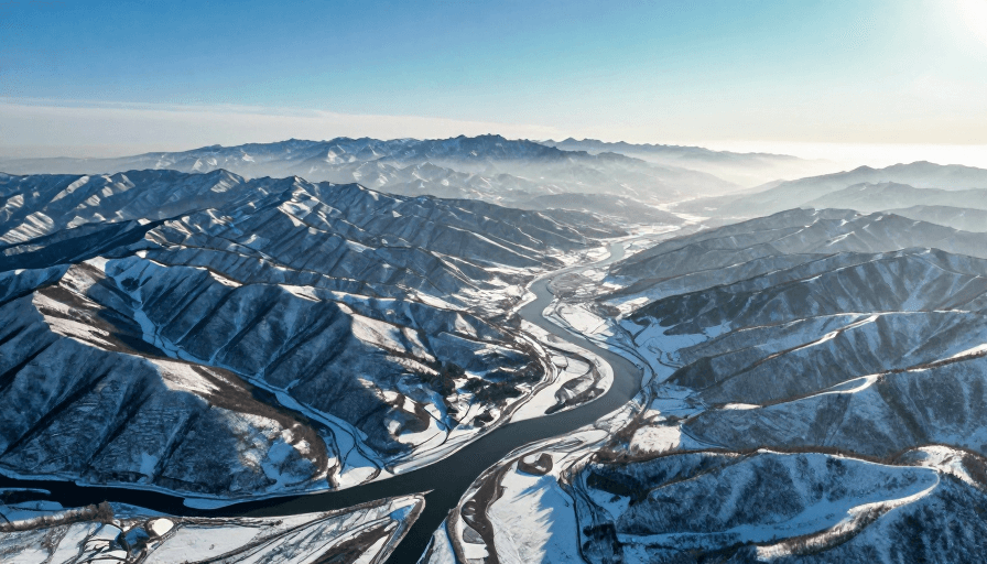 冷色调素材：雪域山河：高空摄影展现冬季河谷壮丽景观