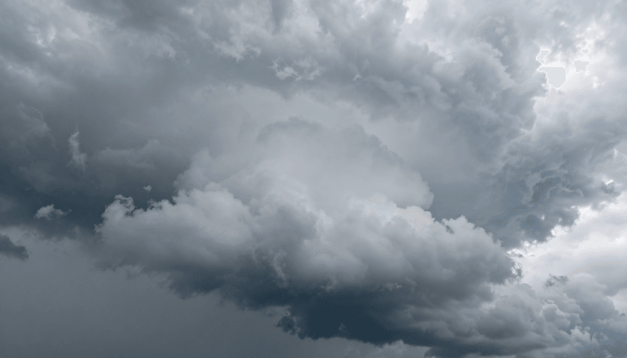 暴风云层素材：深灰积雨云翻滚涌动，冷调阴天摄影