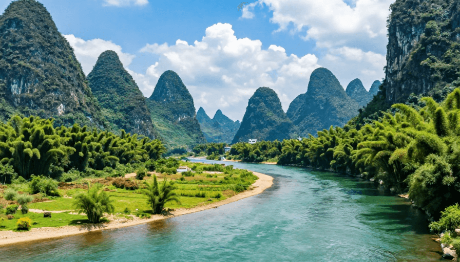 喀斯特地貌素材：漓江翠绿峰林间流动的清澈碧河