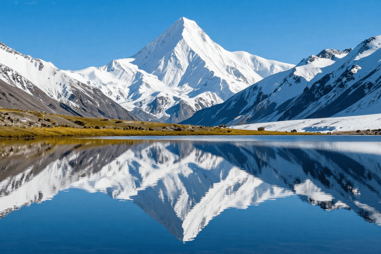 旅游广告素材：雪山倒影碧湖 纯净高山风光摄影