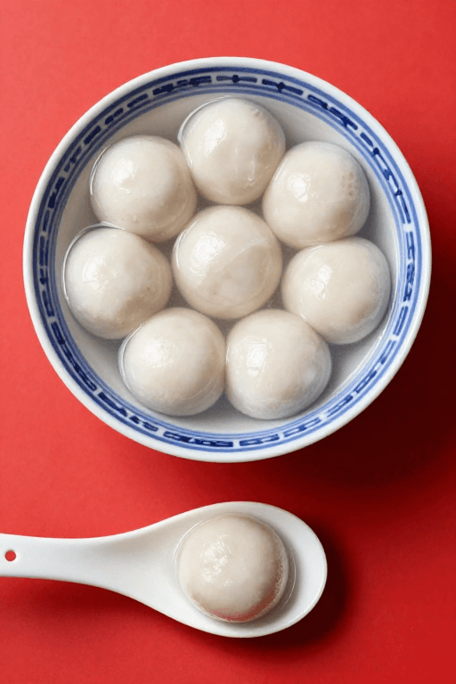 汤圆素材：青瓷白丸映红底 传统年味满溢