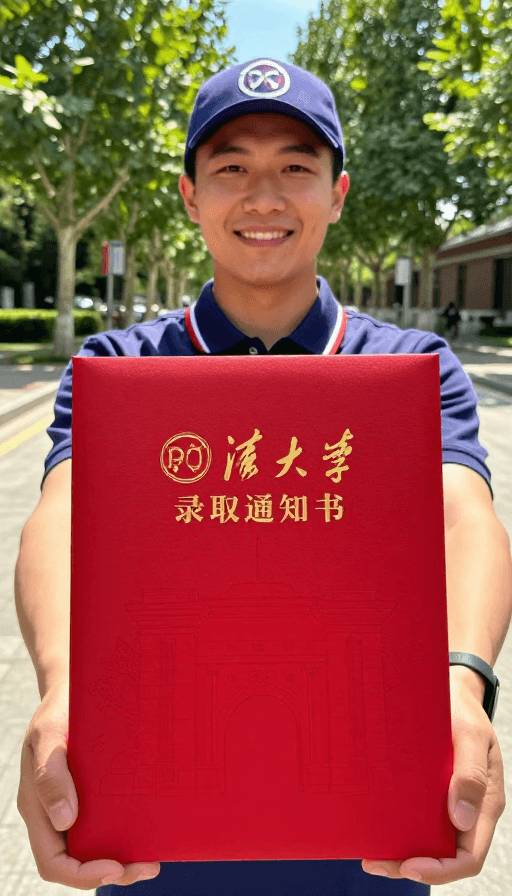 顺丰快递素材：晨光中顺丰小哥送达清华通知书，传递高考喜悦