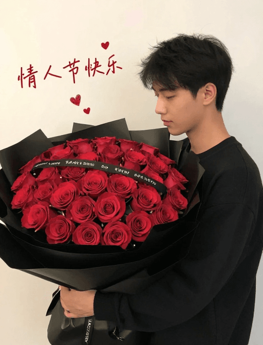 浪漫摄影素材：青春情定：手持玫瑰的浪漫情人节