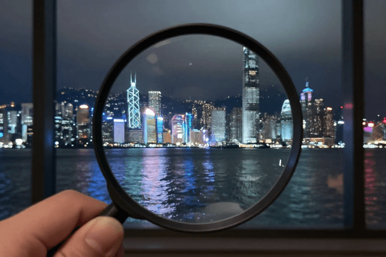 科技主题素材：镜中夜影：城市灯火与科技视角的交融