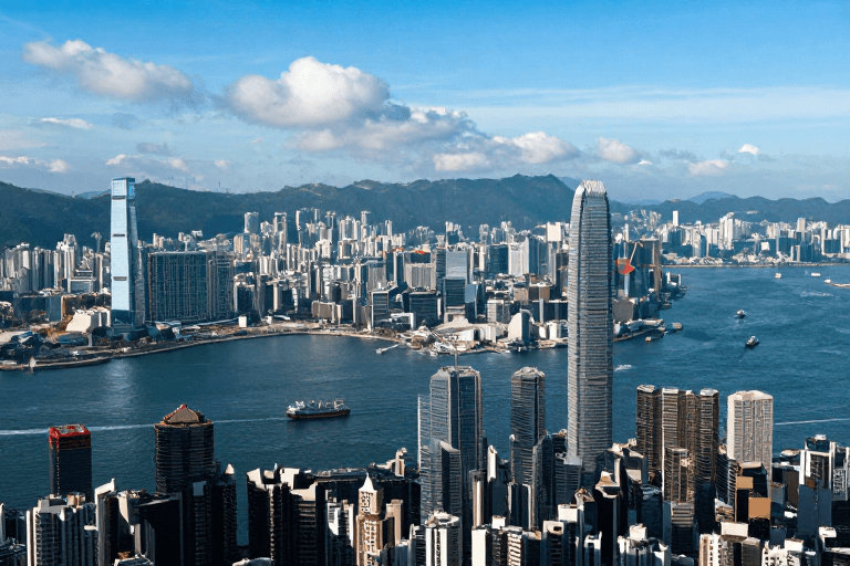 蓝绿色调素材：维多利亚港全景：现代都市的蓝绿光影盛宴