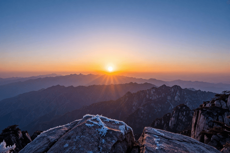 高原风光素材：峰顶晨曦：霜岩与星芒交织的壮美日出