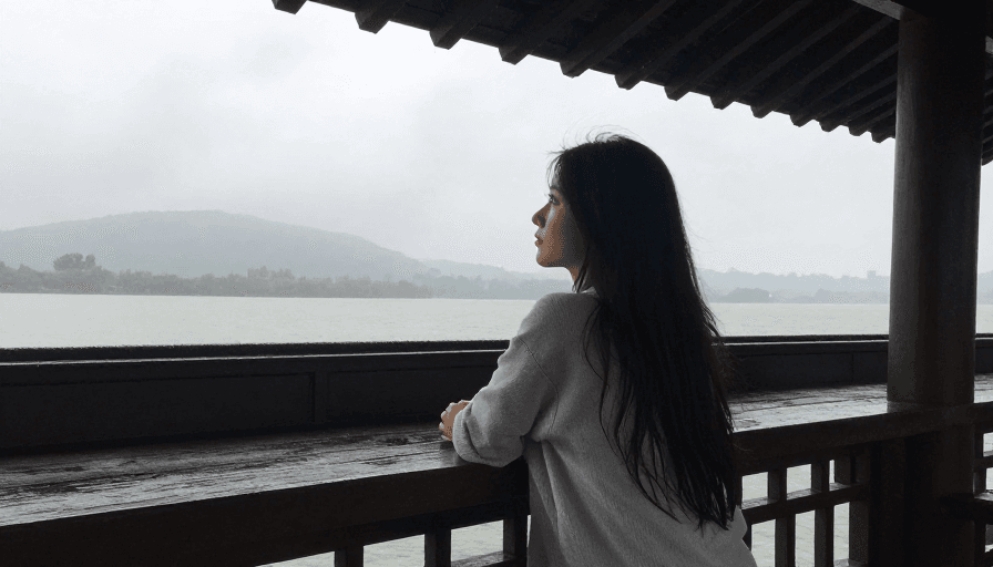 人文摄影素材：雨中屋檐下的浪漫瞬间：共撑时光的美好
