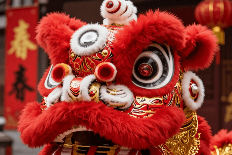 浅景深构图素材：红金舞狮头特写：新春灵动与节日氛围的完美融合