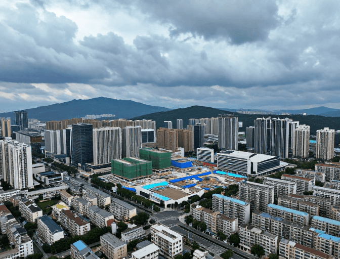 施工围挡素材：冷峻现代城市全景：阴云下的建筑与规划